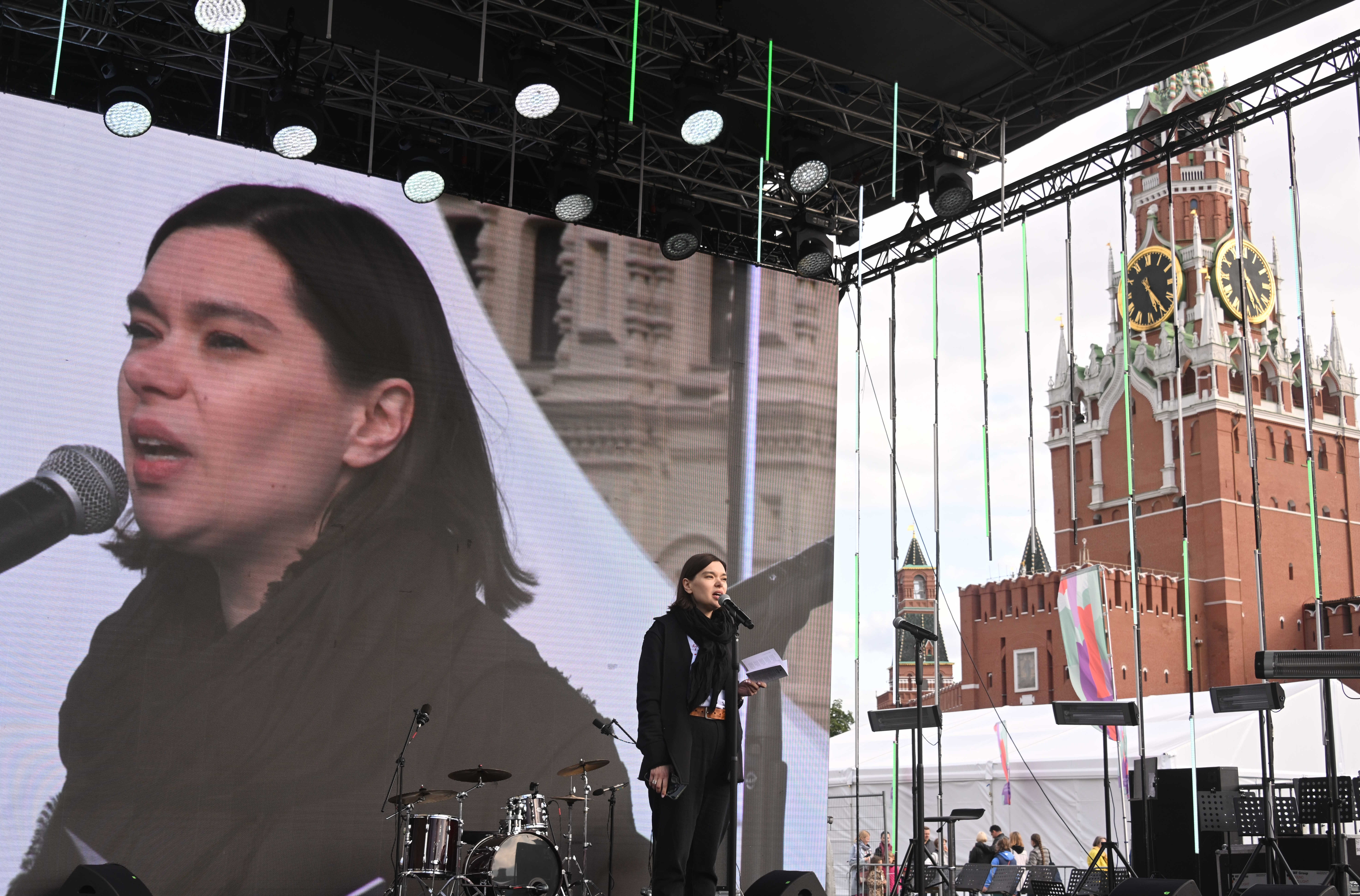 Анна Ревякина читает стихи на Красной площади / Кирилл Каллиников / РИА Новости