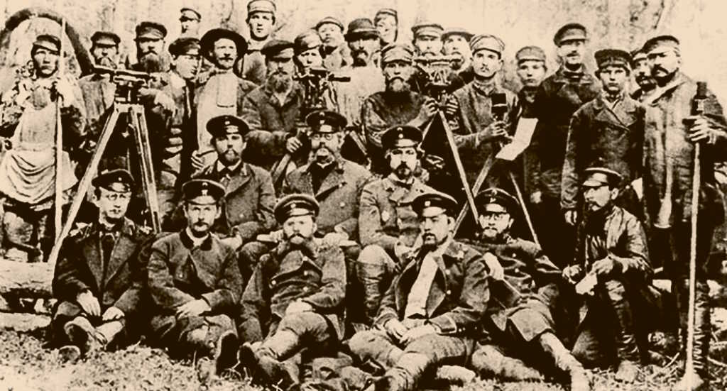 Гарин-Михайловский (в центре) с инженерами и рабочими-путейцами на строительстве Транссиба