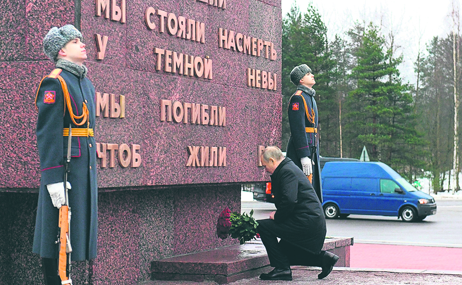 Во время посещения мемориального военно-исторического комплекса «Невский пятачок» Владимир Путин возложил цветы к памятнику «Рубежный камень» (Фото: Алексей Даничев / РИА новости)