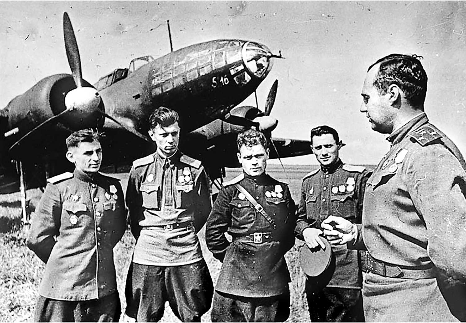 Они уже удостоены звания Героев Советского Союза, но ещё не успели получить «Золотые Звёзды». Слева направо: боевые пилоты В.В. Решетников, В.Ф. Рощенко, П.П. Радчук, П.П. Хрусталёв