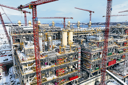 Строительство плавучего завода для сжиженного газа, Фото: Павел Львов / РИА новости