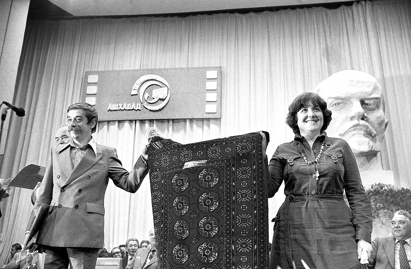 1979 г. XII Всесоюзный кинофестиваль. Автор сценария фильма «Шла собака по роялю», получившего приз за лучшую кинокомедию, Виктория Токарева и режиссёр-постановщик Владимир Грамматиков (Галина Кмит / РИА новости