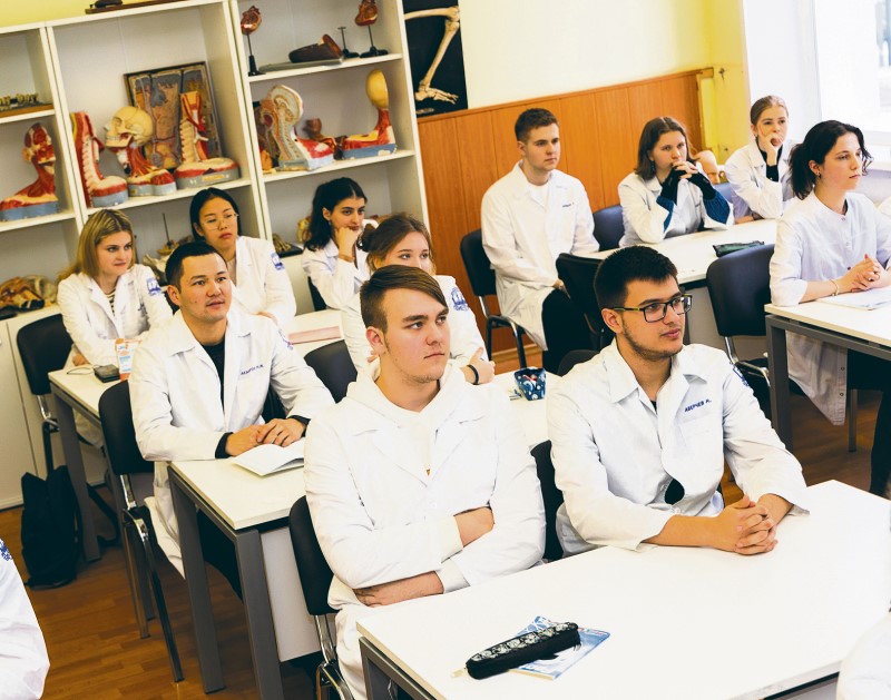 Юношей среди студентов немного, но всё же они есть (Фото: Максим Гончаров)