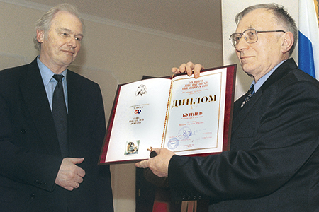 2001 год. Председатель Союза писателей России Валерий Ганичев (слева) и лауреат первой «Большой литературной премии России» за лучшие литературные произведения 2000 года Станислав Куняев (за книгу «Поэзия. Судьба. Россия») Фото: Борис Кавашкин / ИТАР-ТАСС