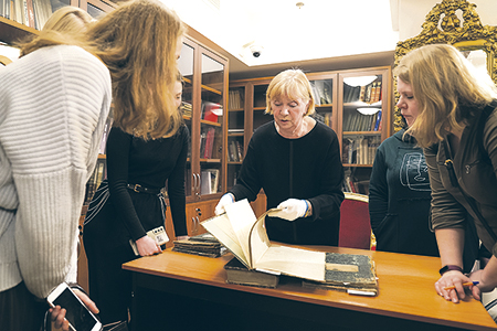 Экскурсия в специализированную библиотеку и музей Малого театра