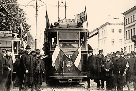 Первый петербургский электрический трамвай, следовавший от Адмиралтейства на Васильевский остров. 1907 год, фото К. Буллы