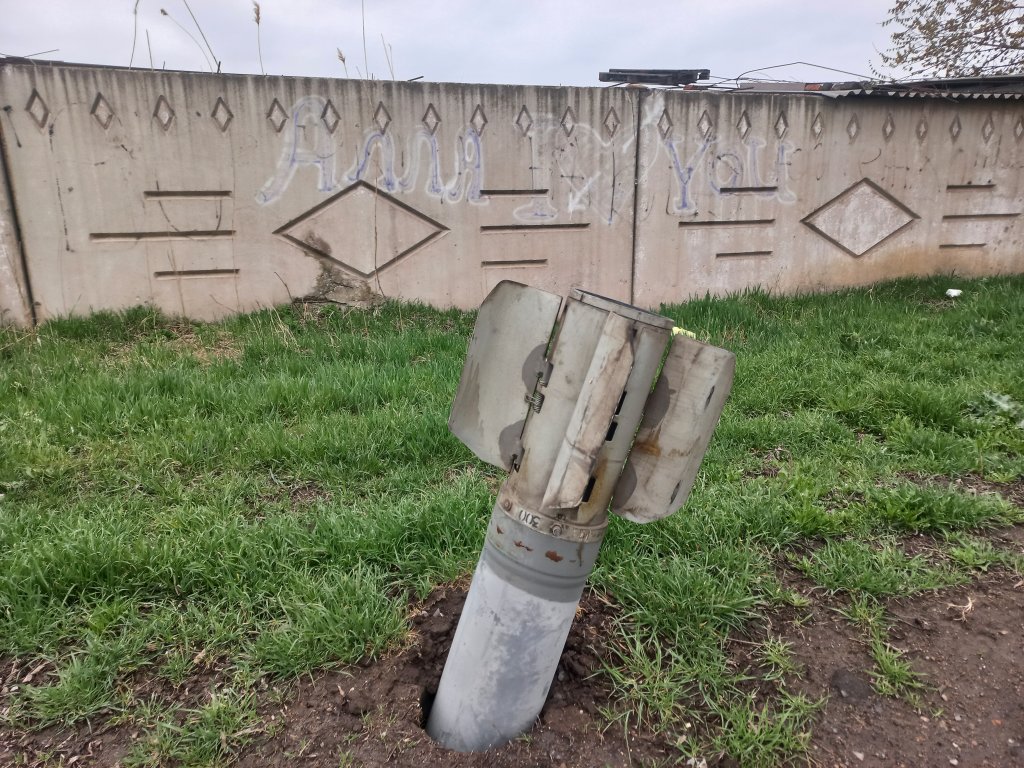 Неразорвавшаяся ракета возле Завода имени Ильича в Мариуполе