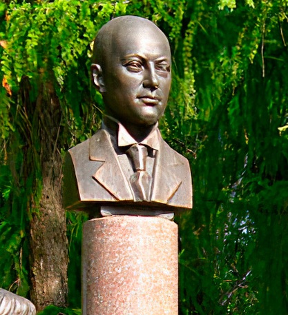 Бюст в Бежецке беж НГум .jpg