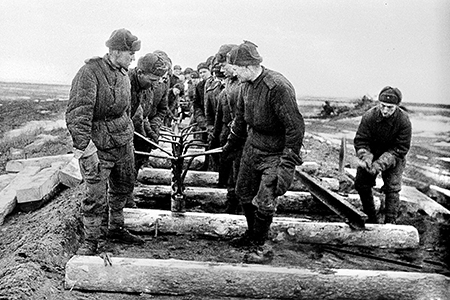 Восстановление железнодорожного полотна, разрушенного немцами при отступлении 26-Восстановление РИА 978_preview_wm.jpg
