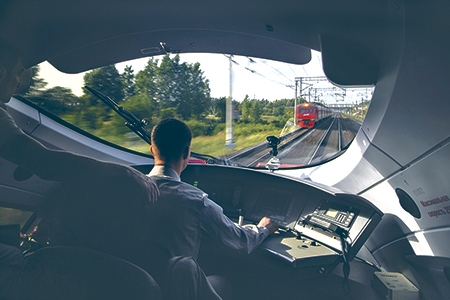 Вид из кабины машиниста высокоскоростного поезда «Сапсан» на линии Санкт-Петербург – Москва 30-Сапсан 000052619636_RIAN-ID-3181422.jpg