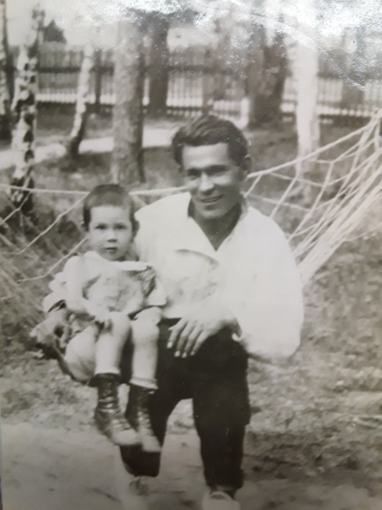 И. И. Макаров и его сын Январь на даче в Подмосковье( в Красково). 1930 год.jpg И. И. Макаров и его сын Январь на даче в Подмосковье( в Красково). 1930 год.jpg