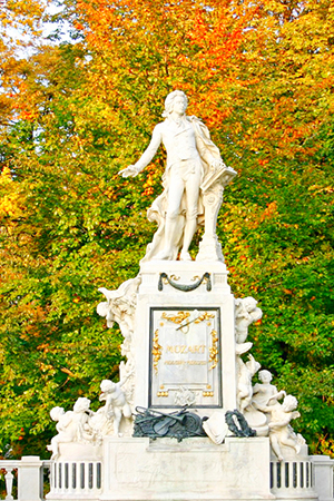 7.. Памятник Вольфгангу Амадею Моцарту в Вене.jpg