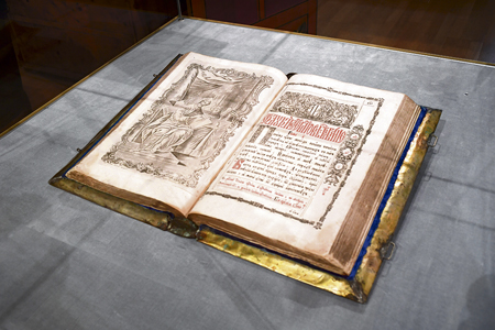 Евангелие 1779 года РИА 000129856789_RIAN-ID-5665499.jpg Евангелие 1779 года РИА 000129856789_RIAN-ID-5665499.jpg