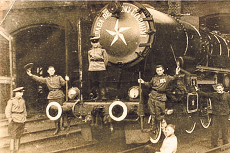 25 апреля 1945 года. Прибытие первого советского состава в Берлин. Слева на буферном брусе машинист Андрей Лесников 25_aprelya_1945_goda.jpg