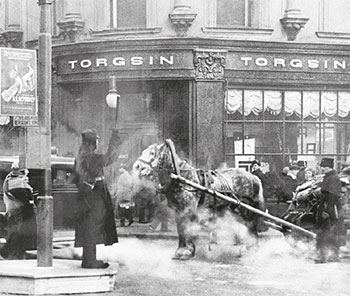 Москва, 1931 год. Возле знаменитого магазина Торгсин (торговля с иностранцами)