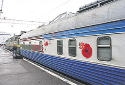 Чтобы было чем дышать в будущем, специальные вагоны-лаборатории  (снимок сверху) проводят свои замеры