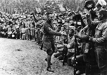 Министр юстиции Александр Керенский любил показать свой демократизм