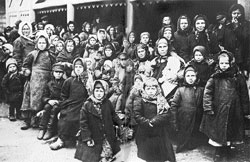 Переселенцы на крытой платформе станции Вятка. 1908–1909 гг.