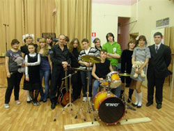 Александр Гутов с членами руководимого им школьного музыкального ансамбля