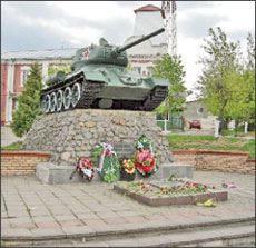Волоколамск. Памятник советским воинам, проявившим мужество при защите и освобождении города. Могила Неизвестного Солдата;   Дмитрий ЧЕКМЕНЁВ