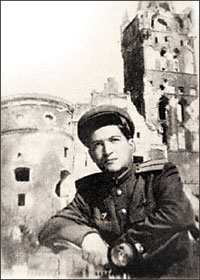 Ю.Чернов в поверженном Кёнигсберге. 1945 г.