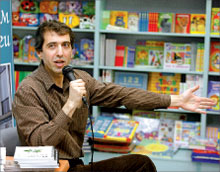 Артур Гиваргизов читает детям свои произведения, а слушатели активно втягиваются в разговор