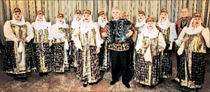 Хор КДЦ «Северянка», в центре – Владимир Буболев;  Юрий РУСАНОВ