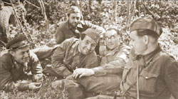 Алексей Сурков, Оскар Курганов, Константин Симонов, Евгений Кригер и фотокорреспондент Михаил Калашников (погиб в 1944 году)
