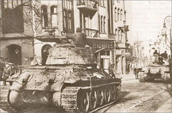 Т-34-85 3-й Гвардейской танковой армии на улице Берлина. Май 1945 г.;   Фото из альманаха «Фронтовая иллюстрация». 2005  г. 