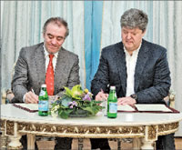 Валерий Гергиев и Вячеслав Копьёв подписывают договор о сотрудничестве