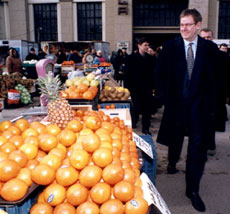 Премьер-министр Дании на Рижском центральном рынке среди стандартных ананасов и апельсинов; фото:   ИТАР-ТАСС