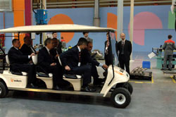 Премьер-министр Владимир Путин рулит в Елабуге, где началось серийное производство автомобилей Fiat Ducato в России;   фото - ИТАР-ТАСС