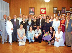 Фото на память: участники фестиваля в Российском посольстве