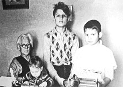 Фёдор Гладков с внуками (1958 год)