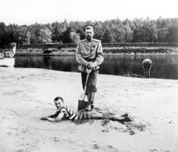  Государь с сыном. На пляже Днепра. 29 июня 1916 года 