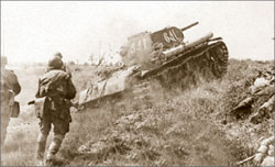 Пехота контратакует под прикрытием танка КВ-1. Район Курской дуги, июль 1943 года; waralbum.ru Пехота контратакует под прикрытием танка КВ-1. Район Курской дуги, июль 1943 года; waralbum.ru