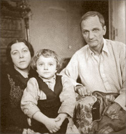 Андрей Платонов с женой и дочерью. 1950 г. ;  Отдел рукописей ИМЛИ