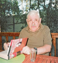 Владимир Викторович, на веранде дачи подписывающий книгу «Трусаки и субботники»;  Фото автора