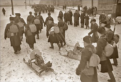 1-й Московский отдельный отряд моряков выдвигается по улицам Москвы на передовую, 1941;  Аркадий ШАЙХЕТ