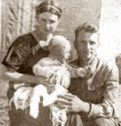 Павел Черников с сыном Сергеем и женой Тамарой. Июнь 1941 г.