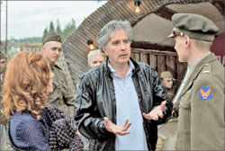 Михаил Мамедов (в центре) объясняет своё видение эпизода