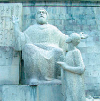 Скульптура Месропа Маштоца у входа в Матенадаран;  Фото автора