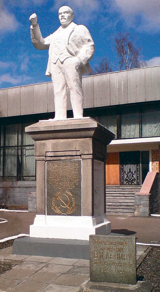 Первый памятник Ленину