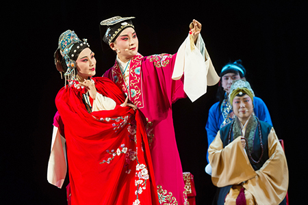 Артисты пекинского Театра Northern Kunqu в древней китайской опере Легенда о нефритовой заколке (2018 г.)