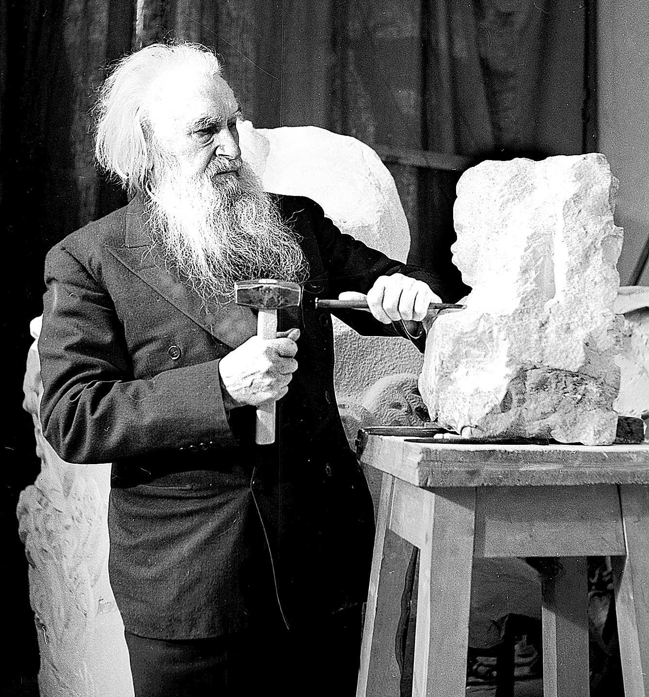 Скульптор в мастерской, 1957 год / Михаил Озерский / РИА НОВОСТИ