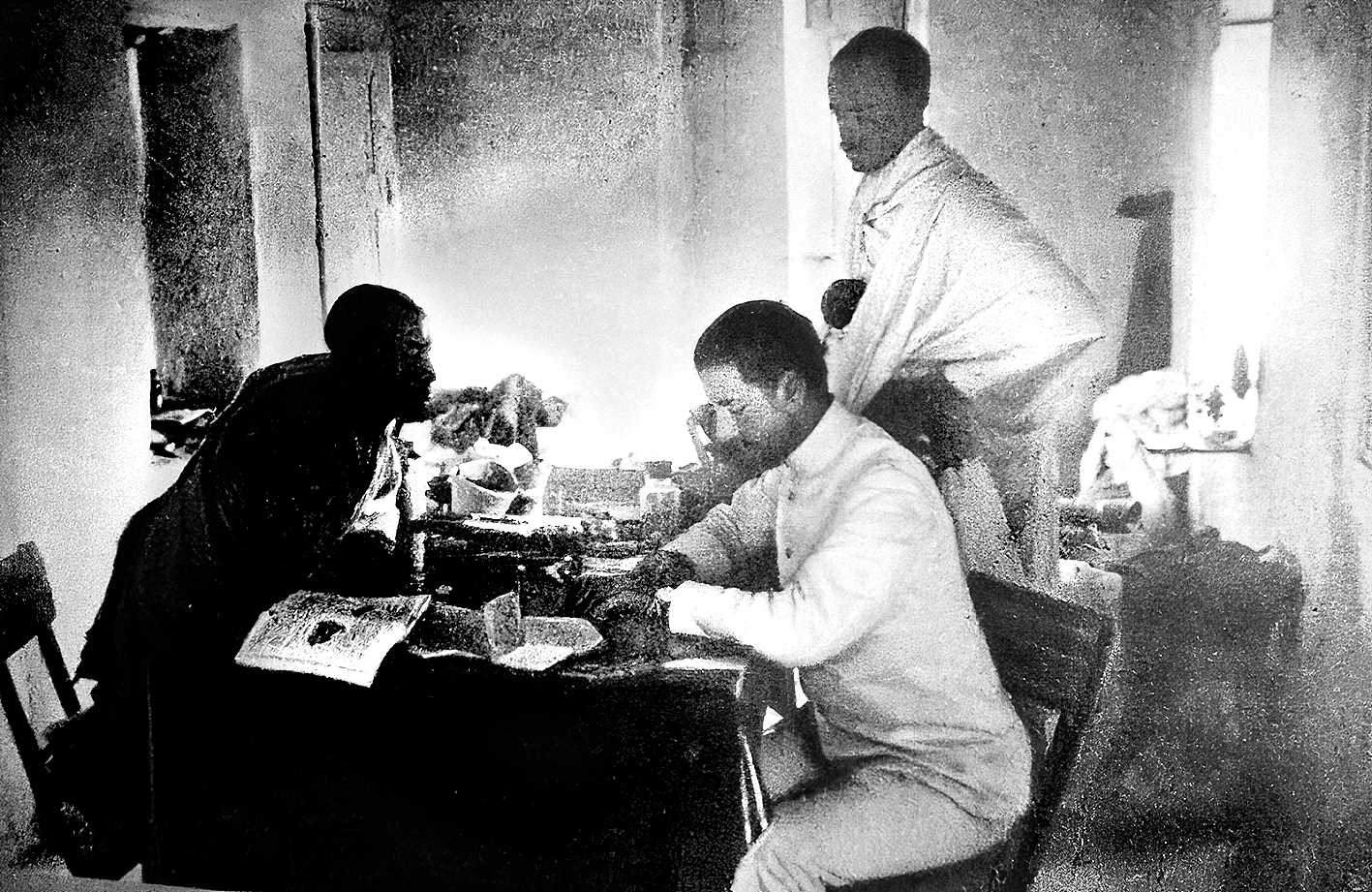 Николай Гумилёв записывает африканские песни во время экспедиции 1913 г. / Николай Сверчков