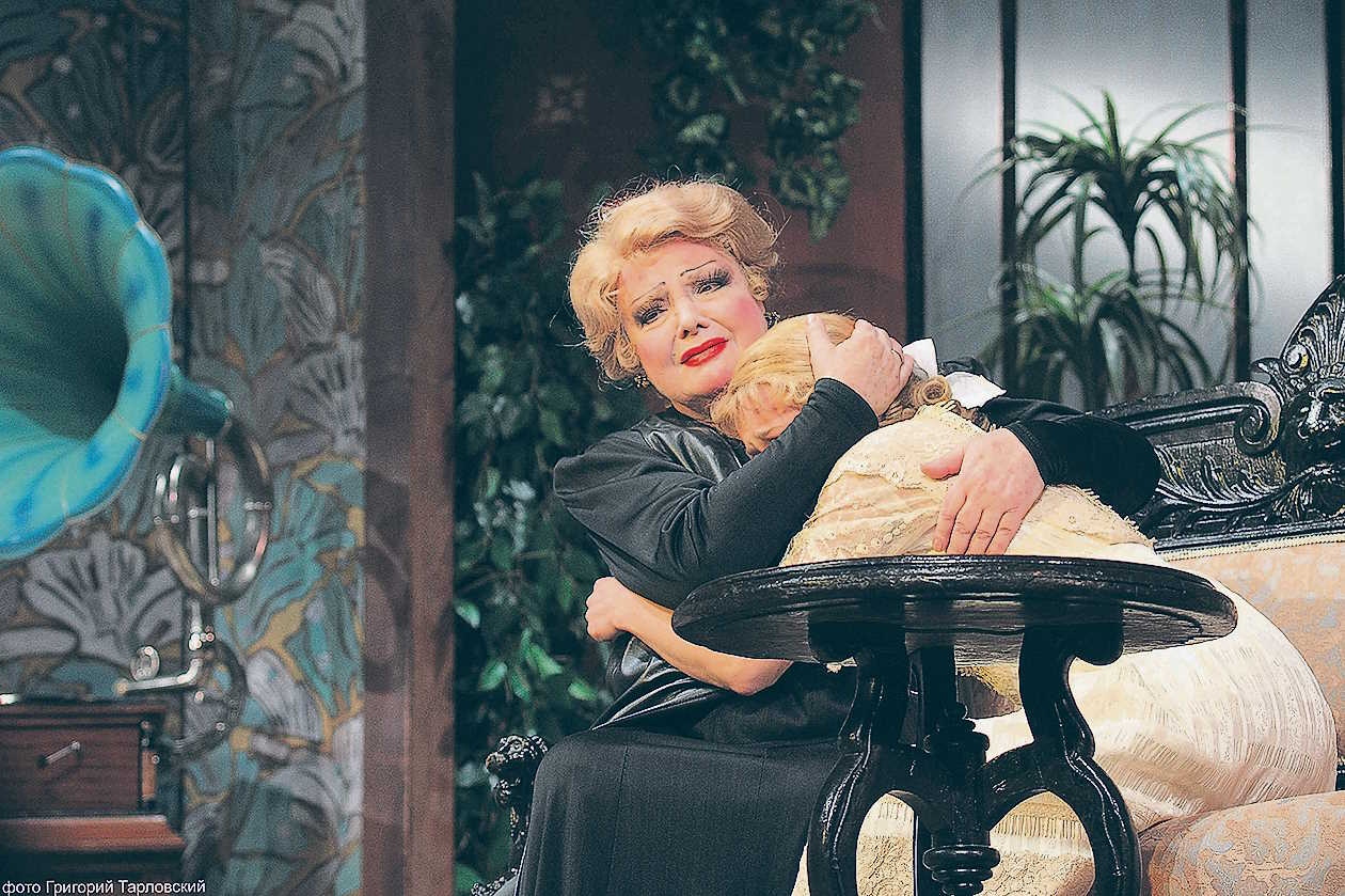 В роли Вассы Железновой в одноимённом спектакле МХАТа им. Горького (режиссёр Б. Щедрин)