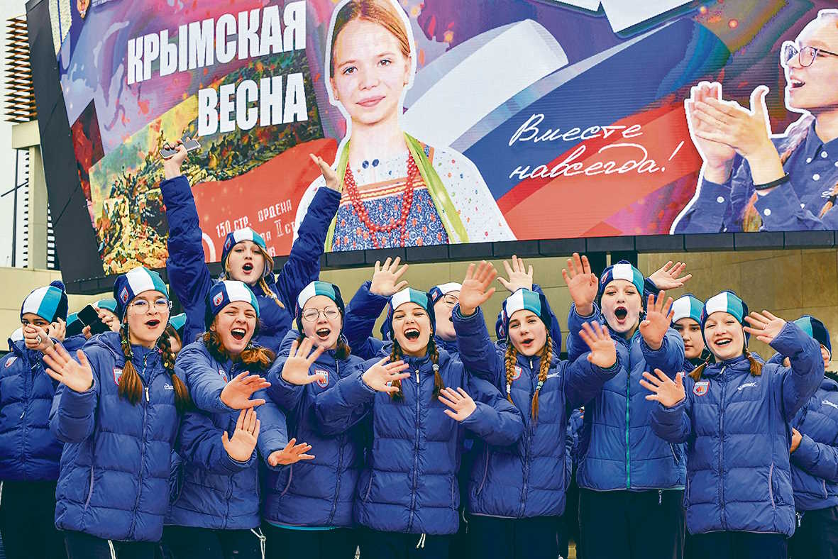 Так год назад отмечали воссоединение Крыма с Россией в Международном детском центре «Артек» / Константин Михальчевский / РИА НОВОСТИ
