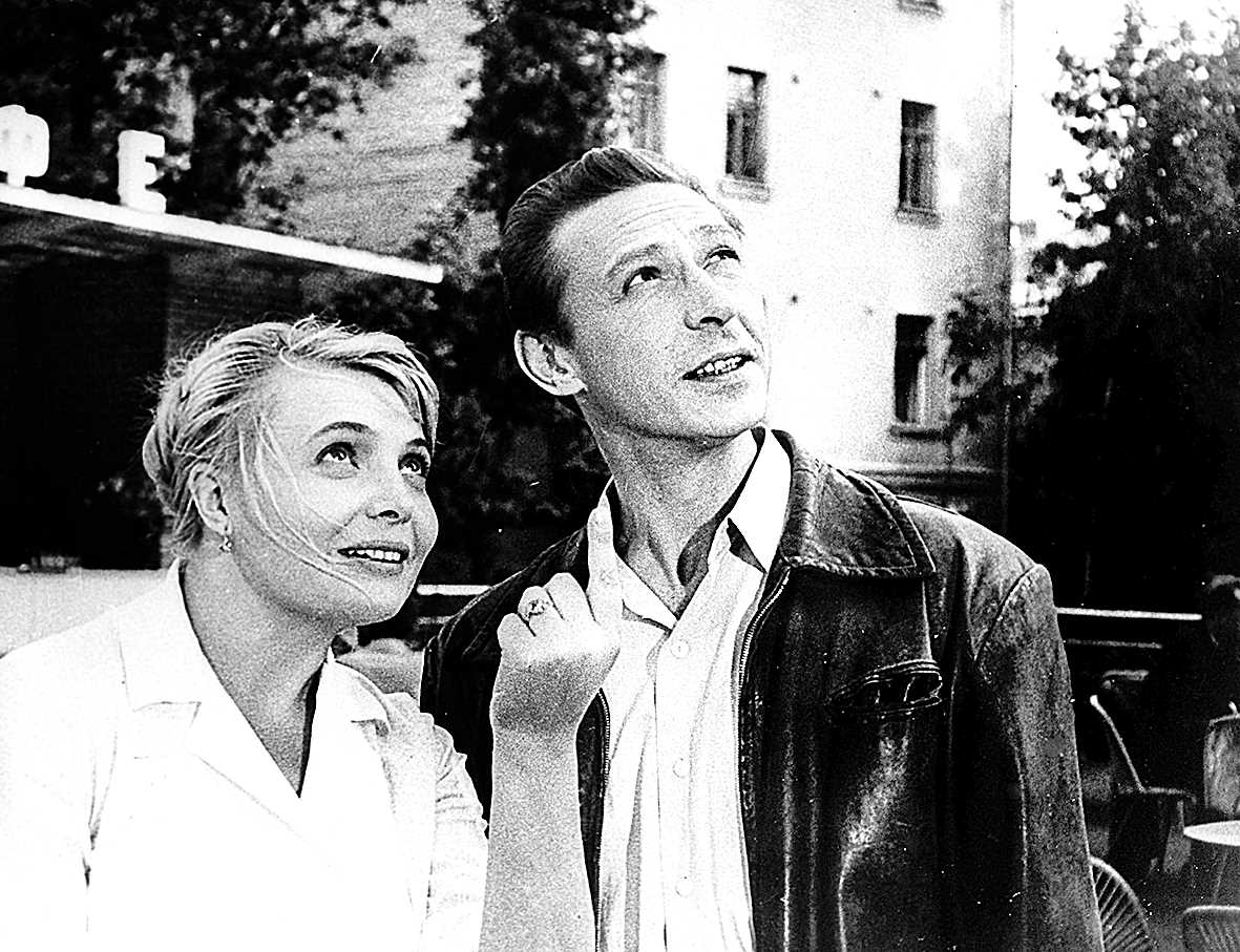 кадре из фильма Т. Лиозновой «Три тополя на Плющихе (1967) – два будущих народных артиста СССР Татьяна Доронина и Олег Ефремов, ставшие худруками МХАТа им. Горького и МХТ им.Чехова / РИА НОВОСТИ