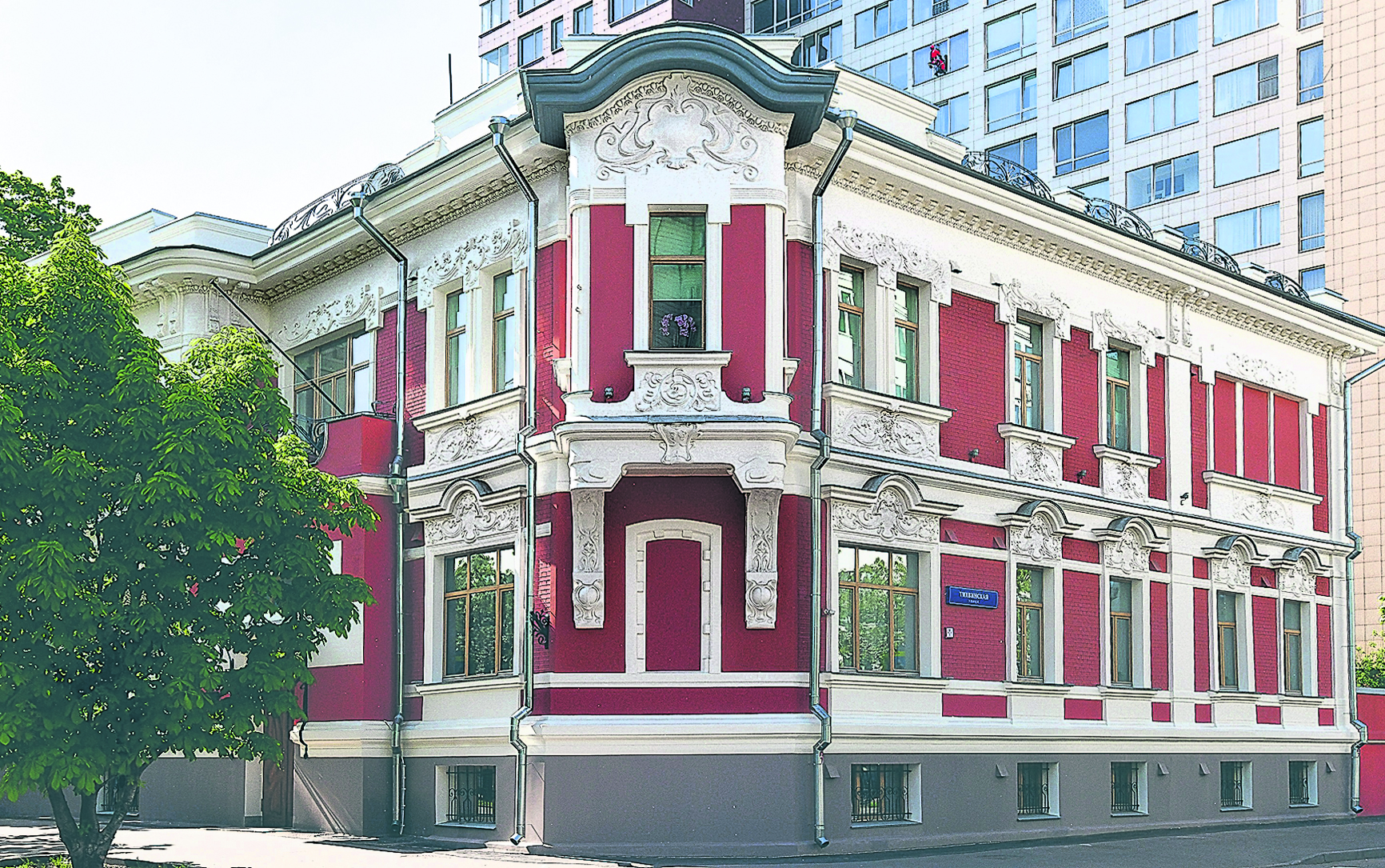 Фасады маркинского особняка засияли свежей краской